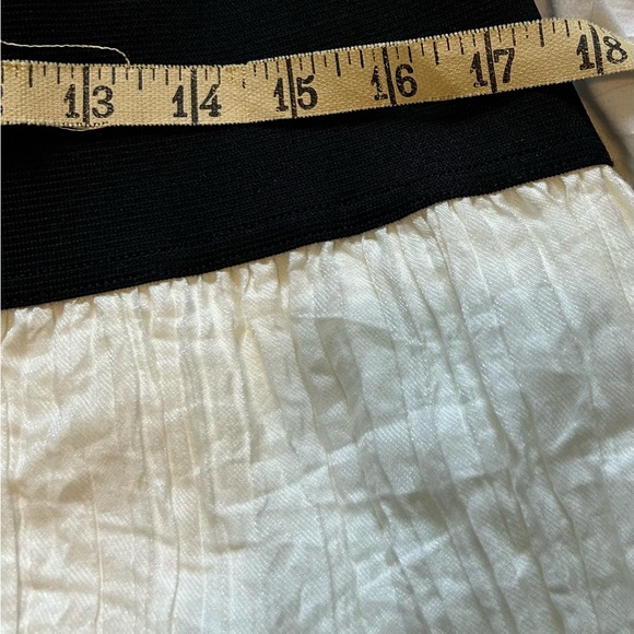 Maurice’s white with black lace skirt size large nwt - Picture 4 of 6